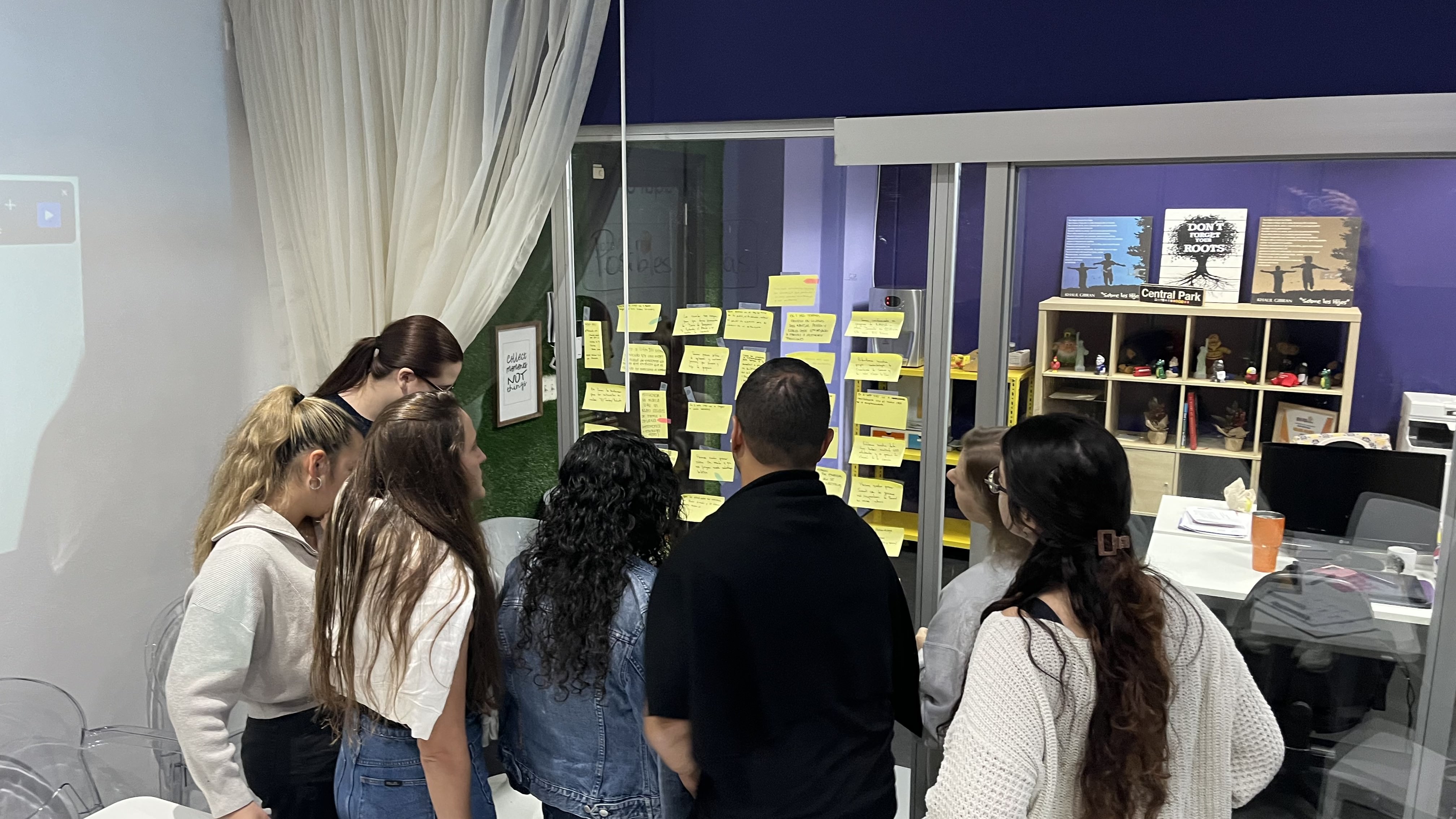 Equipo trabajando en la pared de ideas