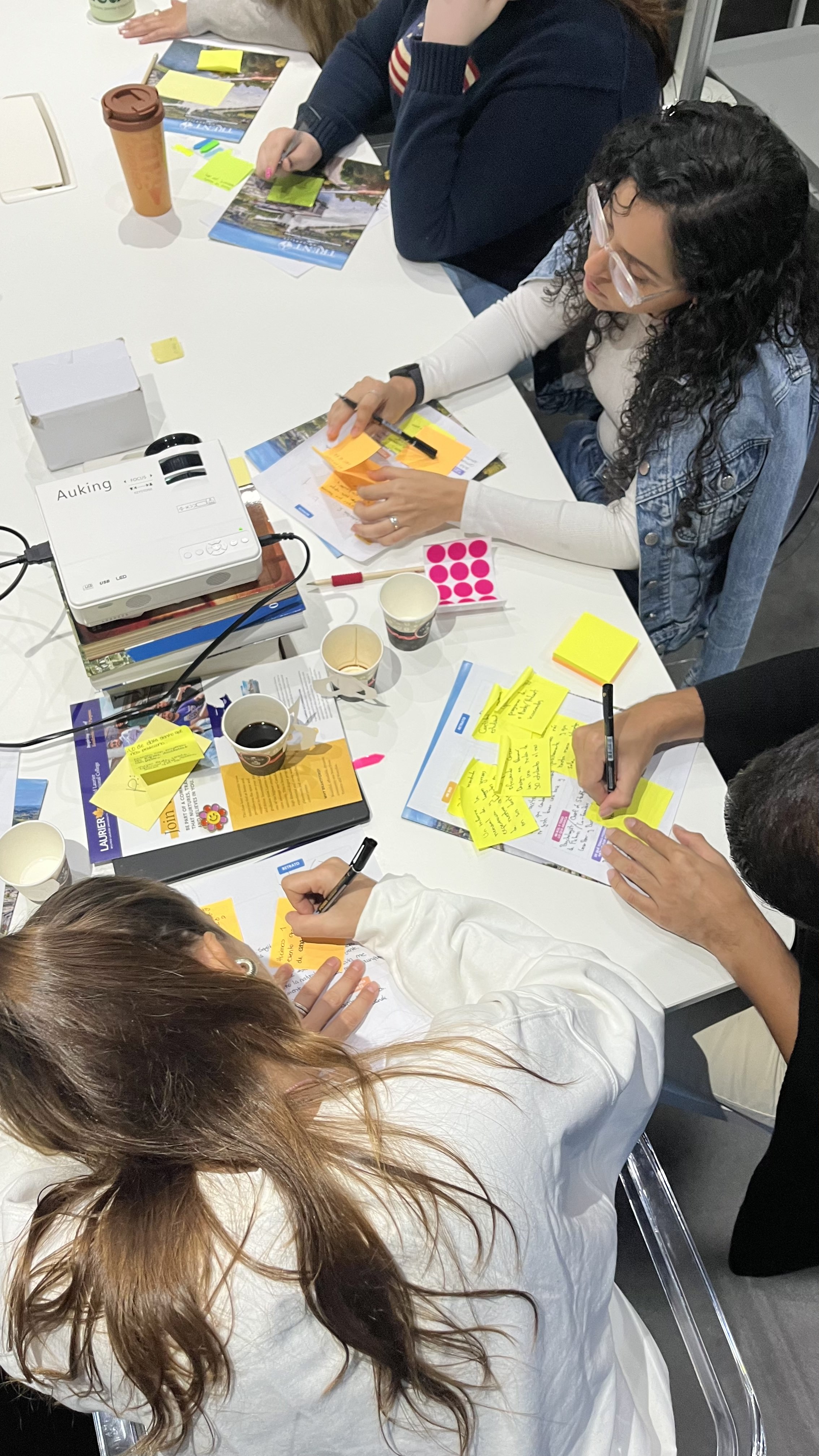 Participantes escribiendo en la sesión